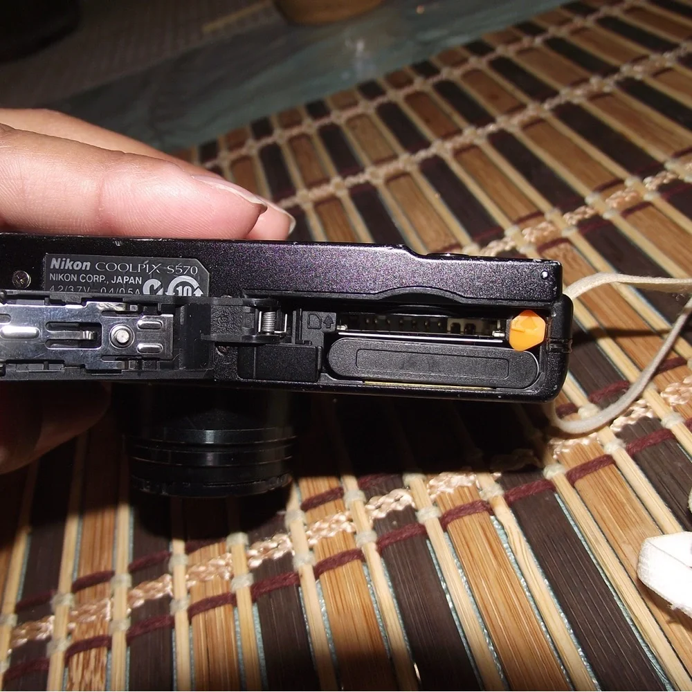 Nikon COOLPIX S570 Black Digital Camera FOR PARTS ONLY- lens error.